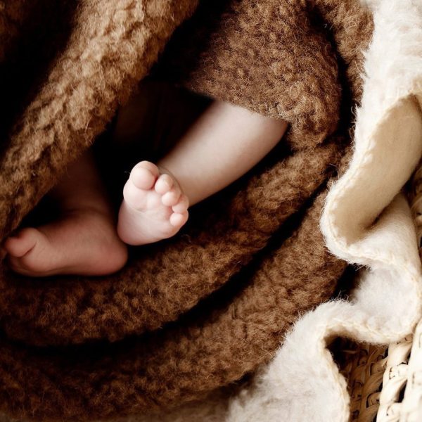 Wolldecke für das Kinderbett / Babydecke – Thumbled Woolskins grau