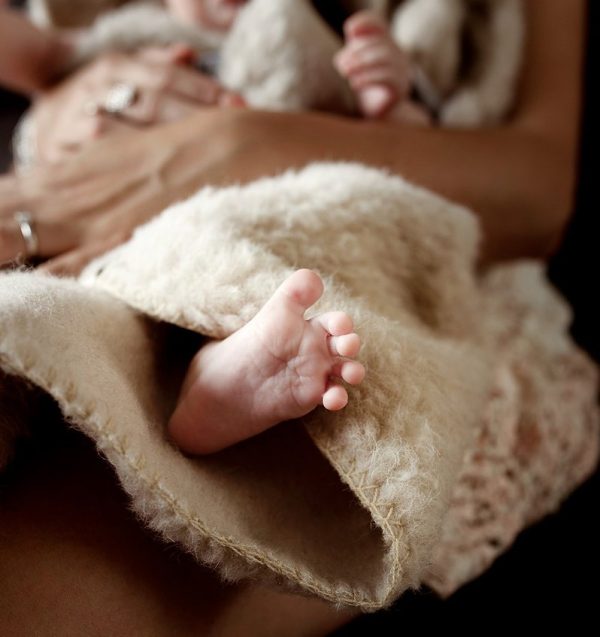 Coperta avvolgente in lana con cappuccio per Baby Woolskins beige