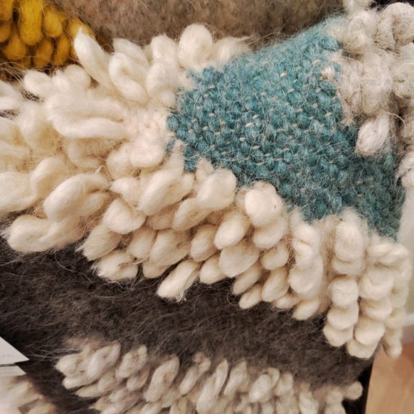 Tappeto in lana per la cameretta dei bambini. Pelli di lana annodate a mano